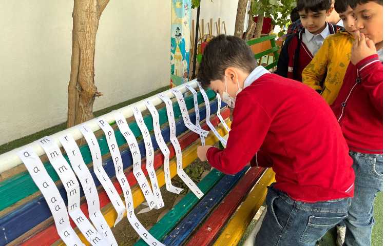 اجرای غوطه‌وری در زنگ تفریح توسط مدرسین زبان 3