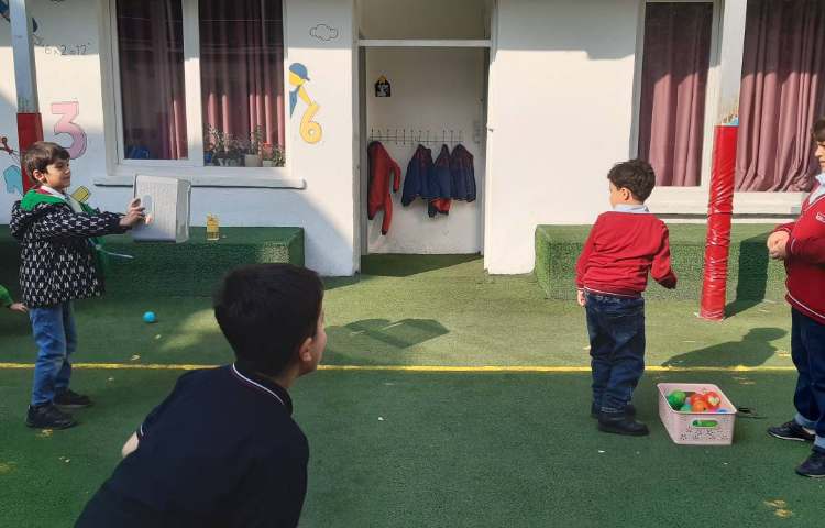 اجرای غوطه‌وری در زنگ تفریح توسط مدرسین زبان 3