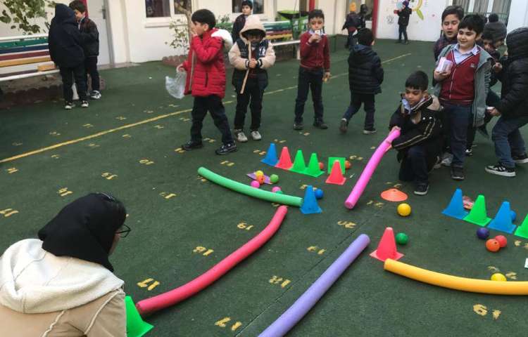 اجرای غوطه‌وری در زنگ تفریح توسط مدرسین زبان 3