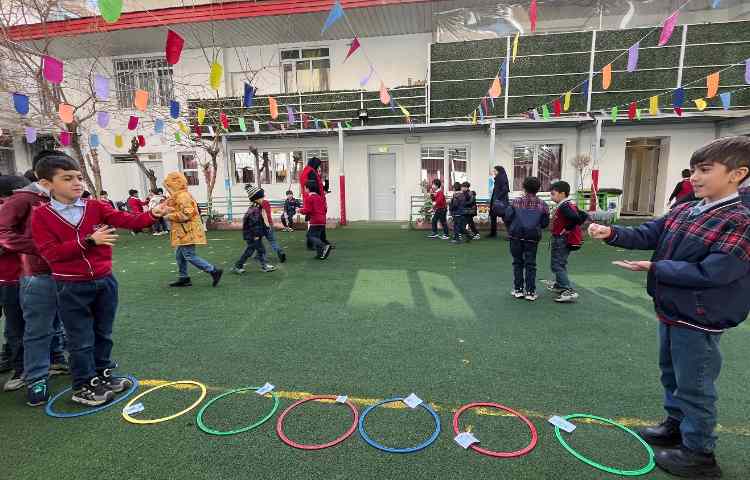 اجرای غوطه‌وری در زنگ تفریح توسط مدرسین زبان 3