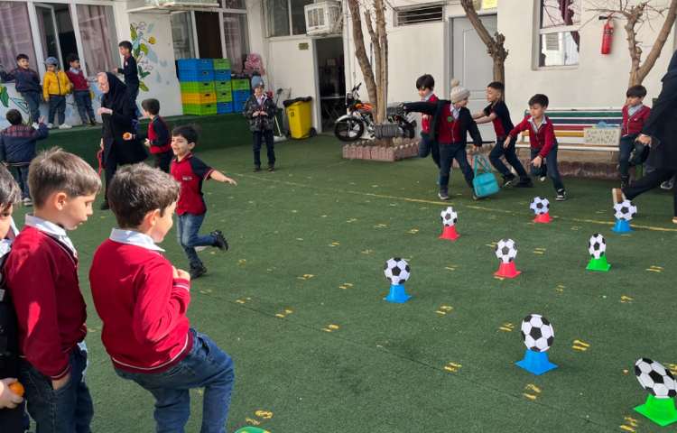 اجرای غوطه‌وری در زنگ تفریح توسط مدرسین زبان 3