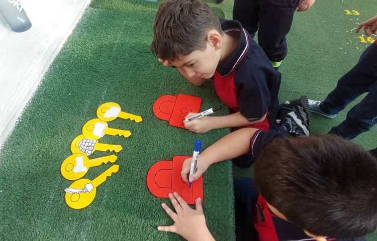 اجرای غوطه‌وری در زنگ تفریح توسط مدرسین زبان 4