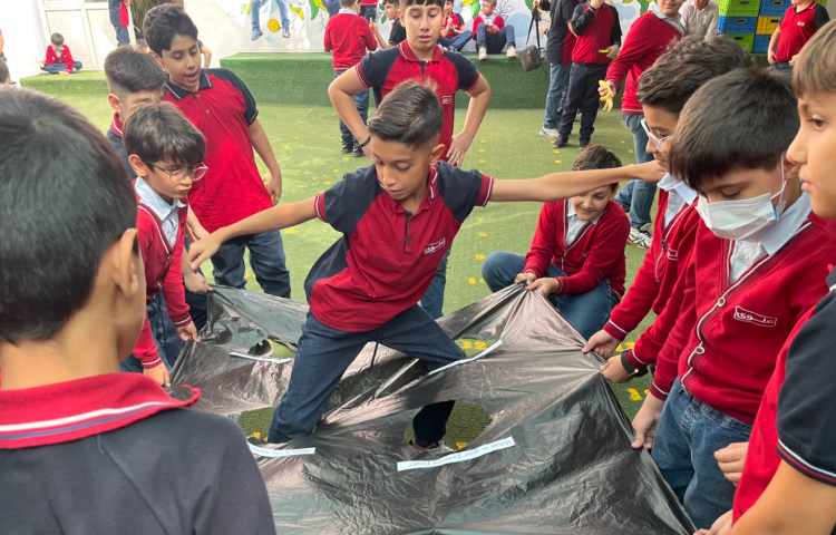 اجرای غوطه‌وری در زنگ تفریح توسط مدرسین زبان 4