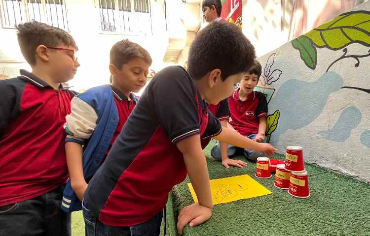 اجرای غوطه‌وری در زنگ تفریح توسط مدرسین زبان 4