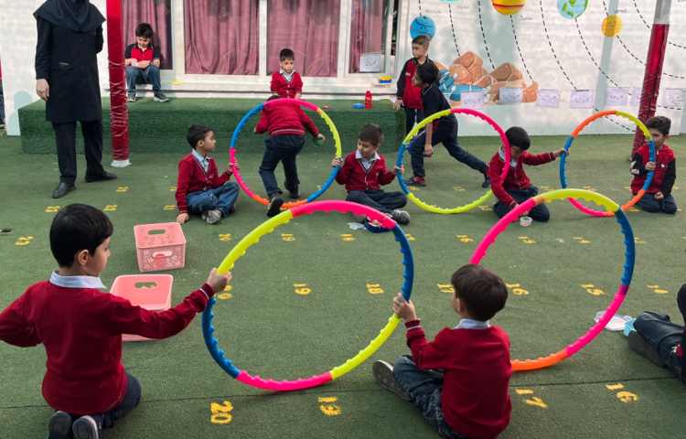 اجرای غوطه‌وری در زنگ تفریح توسط مدرسین زبان 4