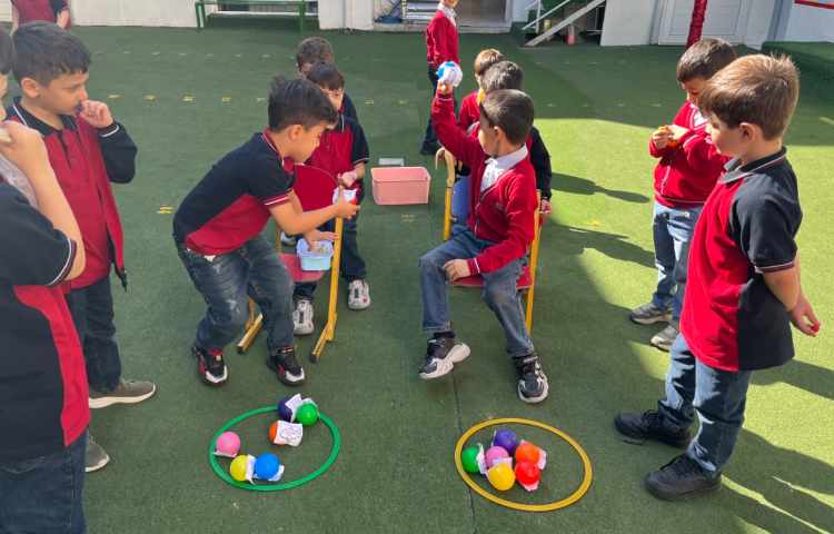 اجرای غوطه‌وری در زنگ تفریح توسط مدرسین زبان 4