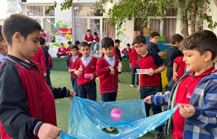 اجرای غوطه‌وری در زنگ تفریح توسط مدرسین زبان 4