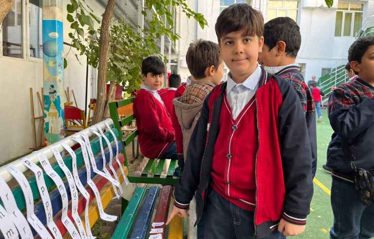 اجرای غوطه‌وری در زنگ تفریح توسط مدرسین زبان 4