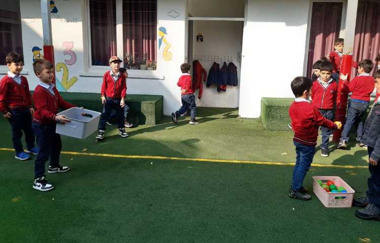 اجرای غوطه‌وری در زنگ تفریح توسط مدرسین زبان 4