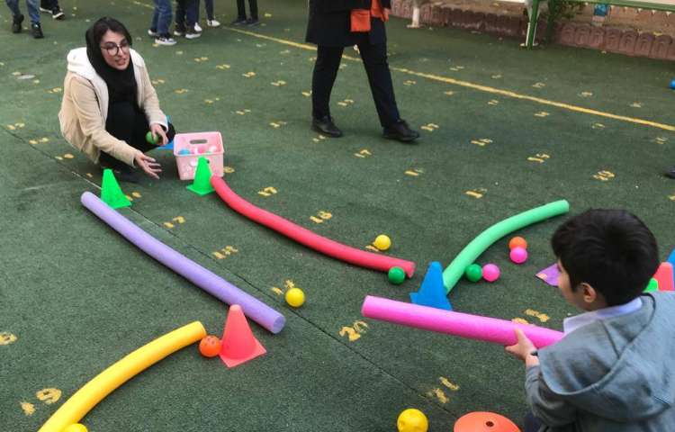 اجرای غوطه‌وری در زنگ تفریح توسط مدرسین زبان 4