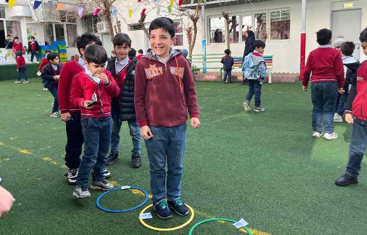 اجرای غوطه‌وری در زنگ تفریح توسط مدرسین زبان 4