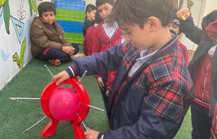 اجرای غوطه‌وری در زنگ تفریح توسط مدرسین زبان 4