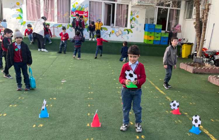 اجرای غوطه‌وری در زنگ تفریح توسط مدرسین زبان 4