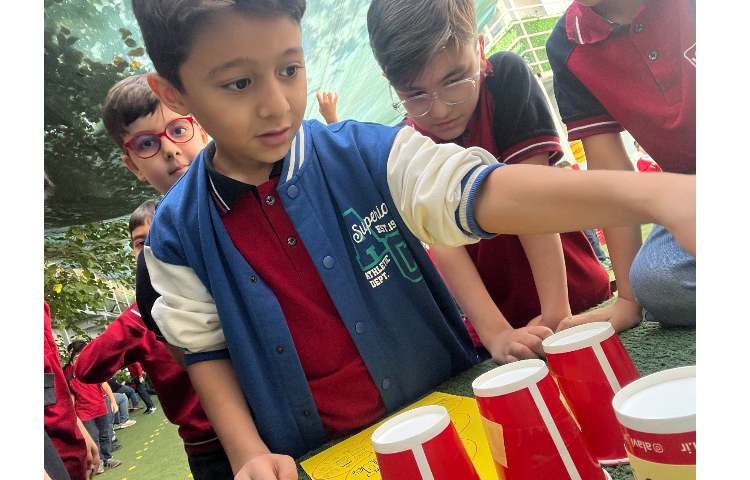 اجرای غوطه‌وری در زنگ تفریح توسط مدرسین زبان 5