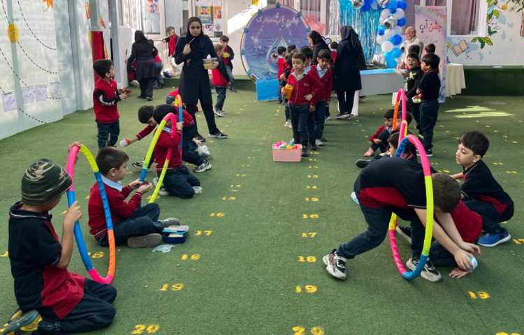 اجرای غوطه‌وری در زنگ تفریح توسط مدرسین زبان 5
