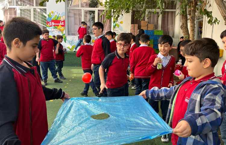 اجرای غوطه‌وری در زنگ تفریح توسط مدرسین زبان 5