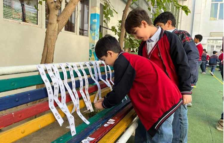 اجرای غوطه‌وری در زنگ تفریح توسط مدرسین زبان 5