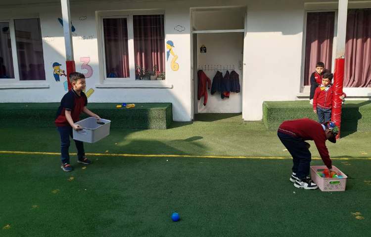 اجرای غوطه‌وری در زنگ تفریح توسط مدرسین زبان 5