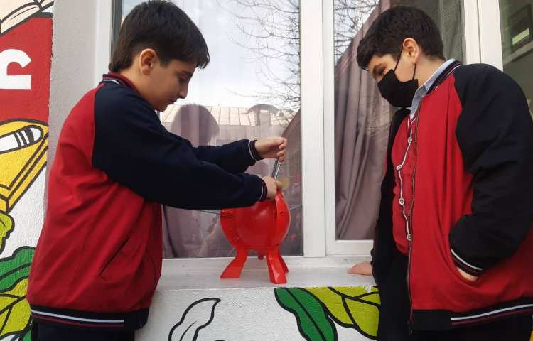 اجرای غوطه‌وری در زنگ تفریح توسط مدرسین زبان 5