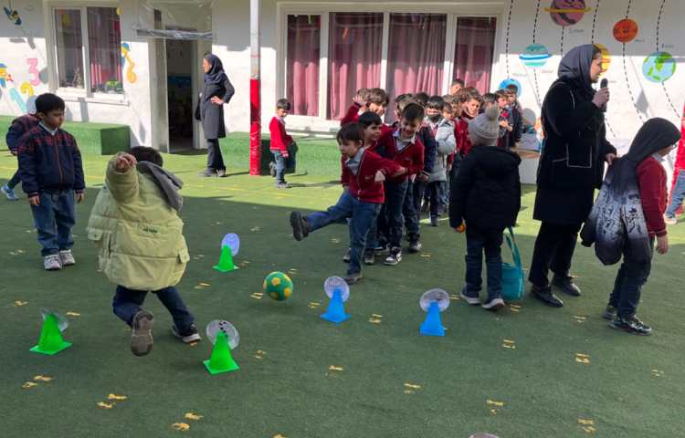 اجرای غوطه‌وری در زنگ تفریح توسط مدرسین زبان 5