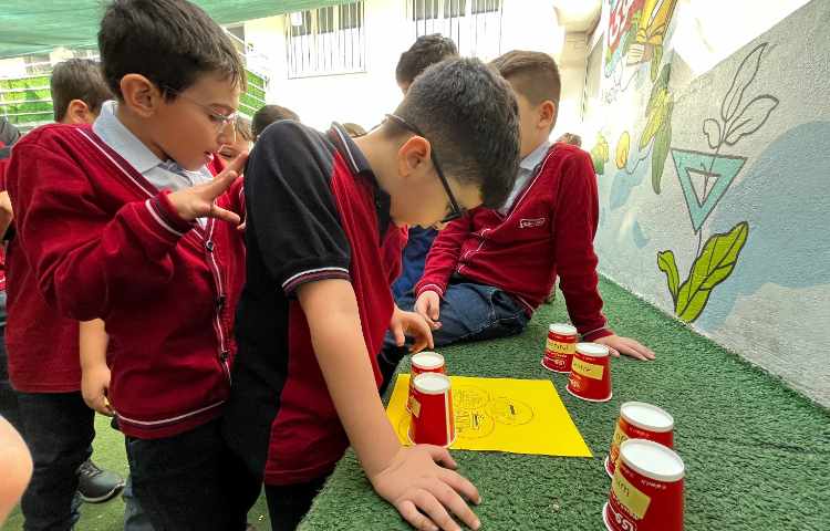 اجرای غوطه‌وری در زنگ تفریح توسط مدرسین زبان 6