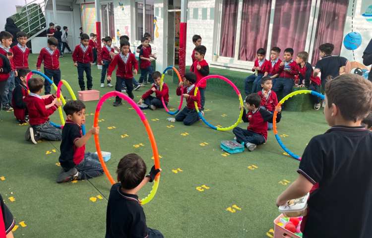 اجرای غوطه‌وری در زنگ تفریح توسط مدرسین زبان 6