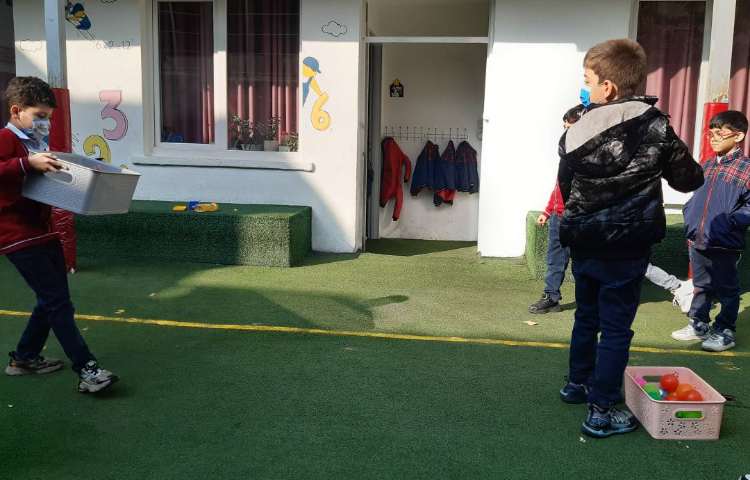 اجرای غوطه‌وری در زنگ تفریح توسط مدرسین زبان 6