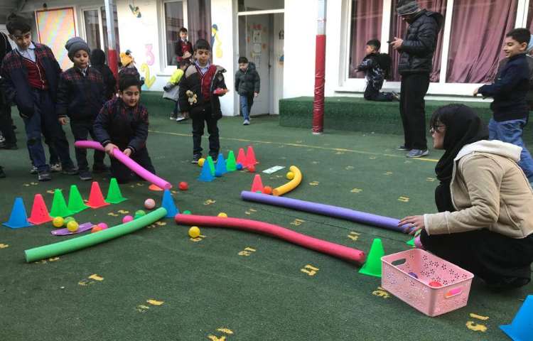 اجرای غوطه‌وری در زنگ تفریح توسط مدرسین زبان 6