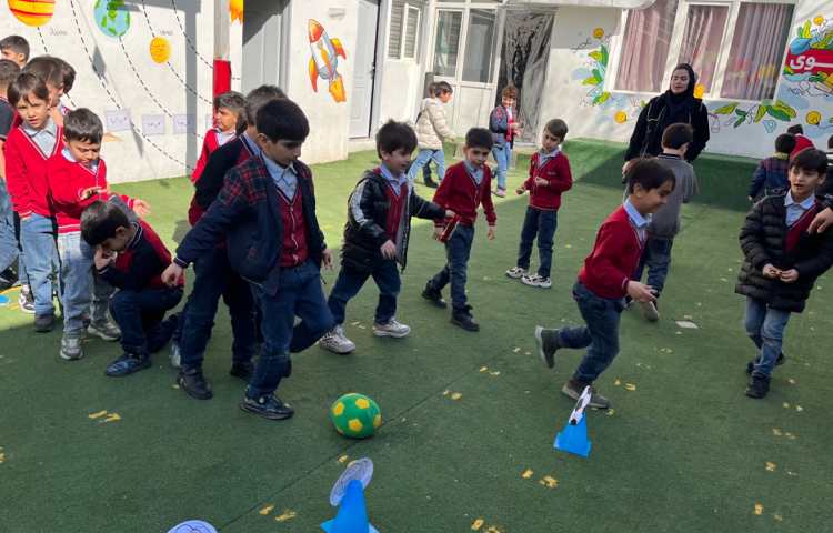 اجرای غوطه‌وری در زنگ تفریح توسط مدرسین زبان 6