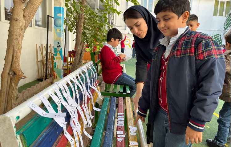 اجرای غوطه‌وری در زنگ تفریح توسط مدرسین زبان 7