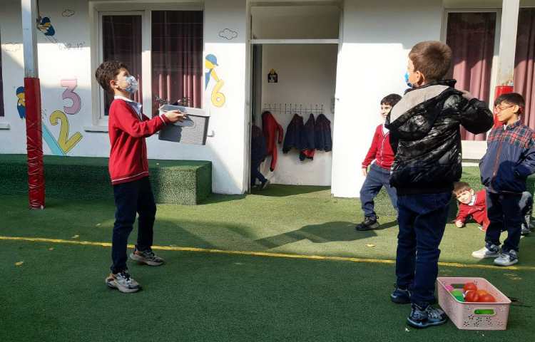 اجرای غوطه‌وری در زنگ تفریح توسط مدرسین زبان 7