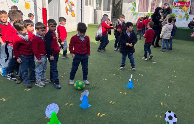 اجرای غوطه‌وری در زنگ تفریح توسط مدرسین زبان 7
