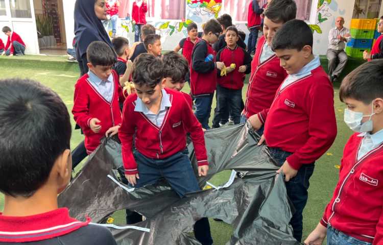 اجرای غوطه‌وری در زنگ تفریح توسط مدرسین زبان