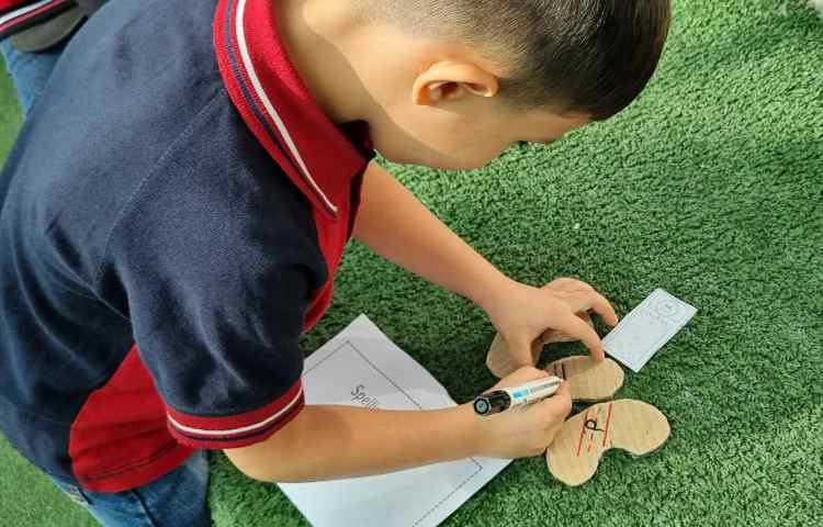 اجرای غوطه‌وری در زنگ تفریح توسط مدرسین زبان