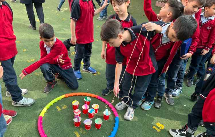 اجرای غوطه‌وری در زنگ تفریح توسط مدرسین زبان