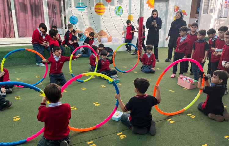 اجرای غوطه‌وری در زنگ تفریح توسط مدرسین زبان