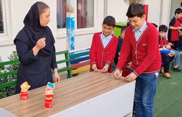 اجرای غوطه‌وری در زنگ تفریح توسط مدرسین زبان