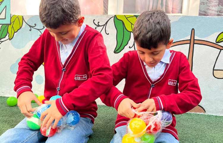 اجرای غوطه‌وری در زنگ تفریح توسط مدرسین زبان