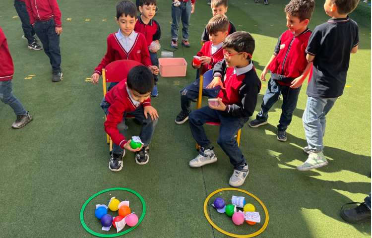 اجرای غوطه‌وری در زنگ تفریح توسط مدرسین زبان