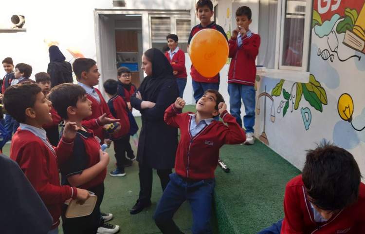 اجرای غوطه‌وری در زنگ تفریح توسط مدرسین زبان