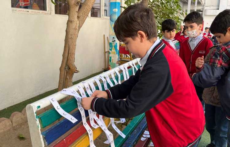 اجرای غوطه‌وری در زنگ تفریح توسط مدرسین زبان