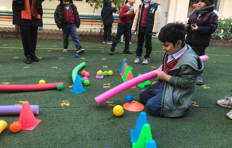 اجرای غوطه‌وری در زنگ تفریح توسط مدرسین زبان