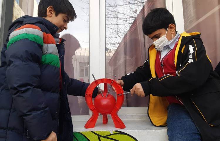 اجرای غوطه‌وری در زنگ تفریح توسط مدرسین زبان