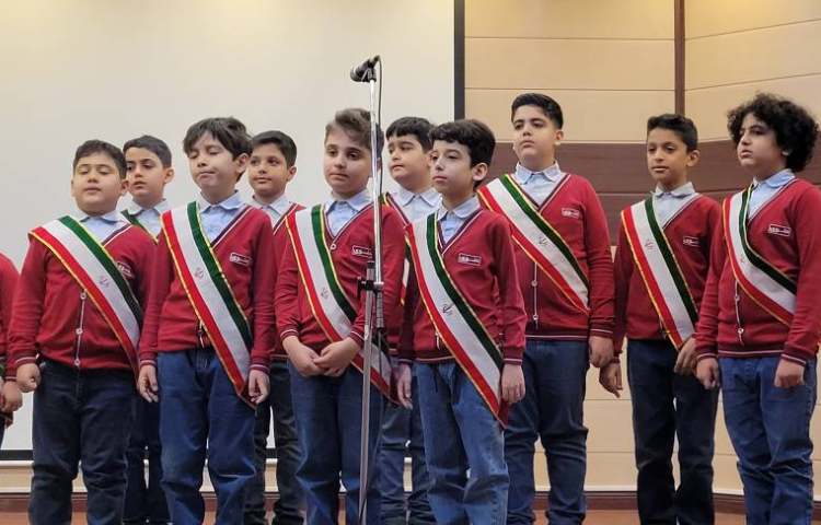 اجرای مسابقه سرود در آموزش و پرورش منطقه 13 7