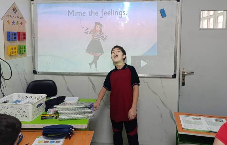 اجرای نمایش (Mime the feelings) توسط دانش‌آموزان 4