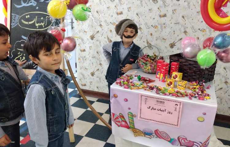 اجرای نمایش توسط گل پسرهای کلاس بادبادک 7