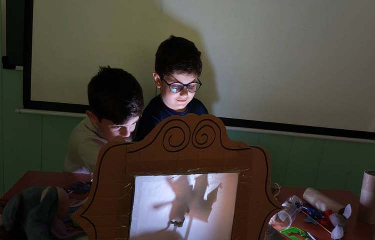 اجرای نمایش عروسکی با سایه ها 1