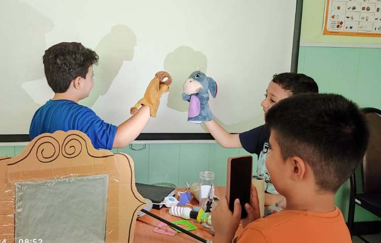 اجرای نمایش عروسکی با سایه ها 2