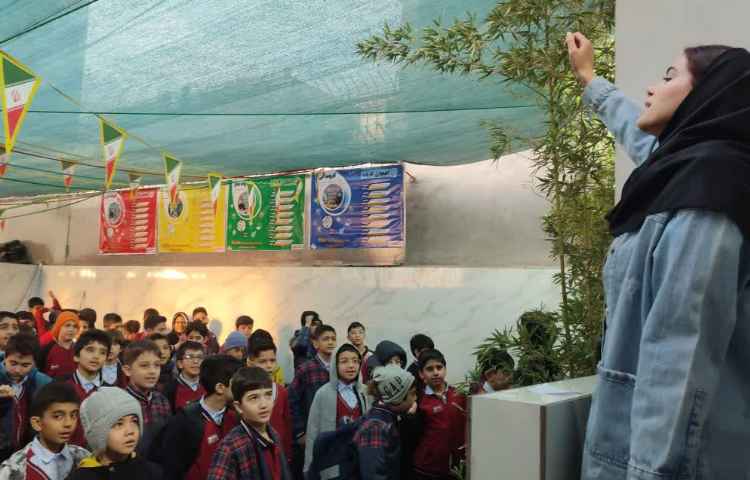 اجرا مراسم صبحگاهی توسط تیم زبان 1