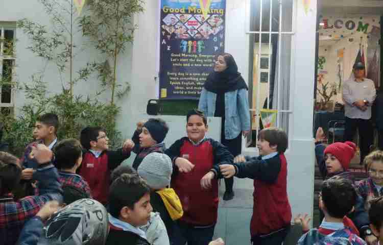 اجرا مراسم صبحگاهی توسط تیم زبان 2